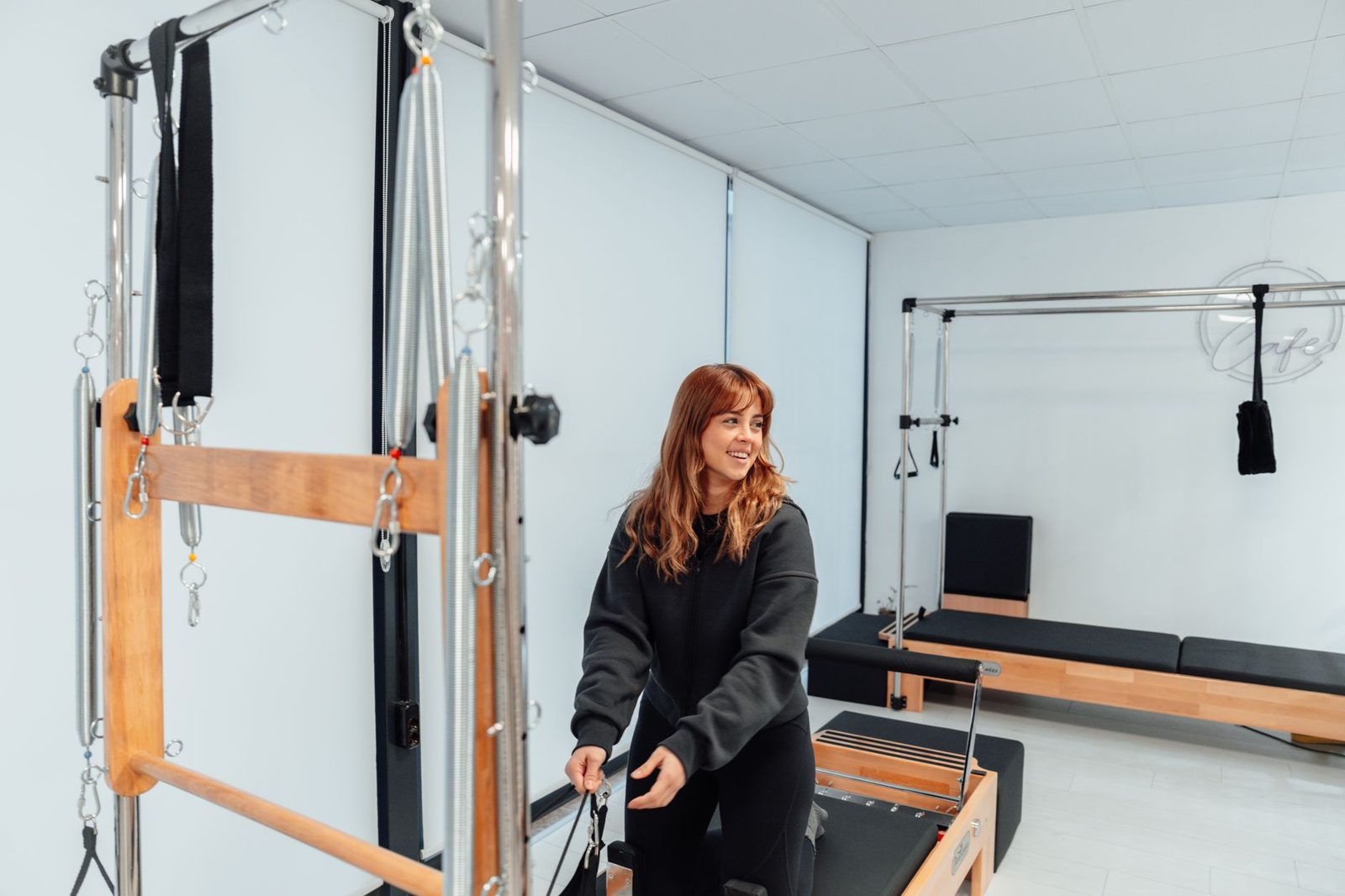 Práctica de Pilates en equipo de torre — imagen referencial del método